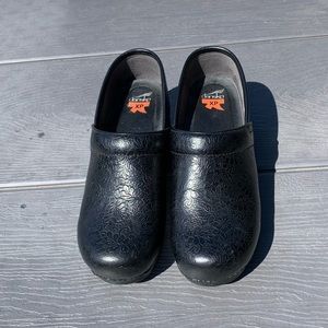 Dansko XP black clogs nwot
